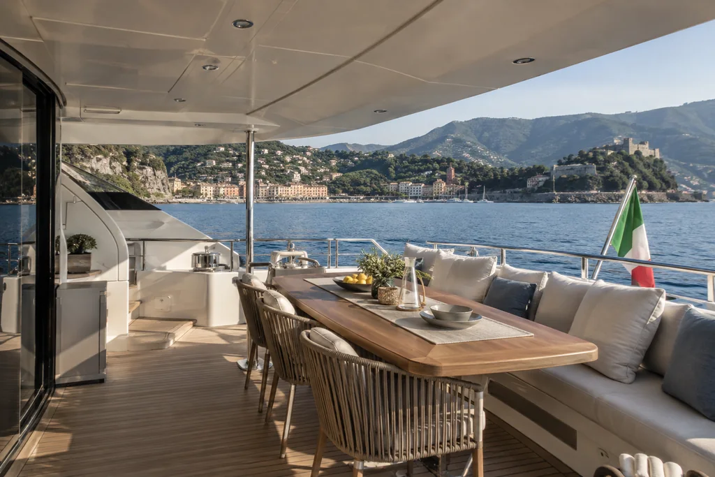 Terrazza ombreggiata con tavolo su uno yacht al largo di La Spezia